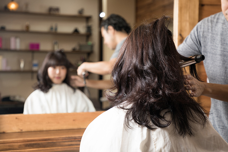 インボイス制度で美容師の収入は変わるのか？～業務委託美容師と業務委託サロンの場合～